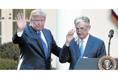 Donald Trump saluda junto a Jerome Powell, en su presentación como presidente de la Reserva Federal de Estados Unidos.-AFP / SAUL LOEB
