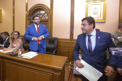 Sánchez Cabrera y el nuevo presidente de la Diputación, Carlos Gacía, durante el pleno de la Diputación de Ávila.-ICAL