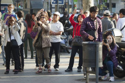 Turistas chinos en el paseo de Gràcia de Barcelona.-Foto: DANNY CAMINAL