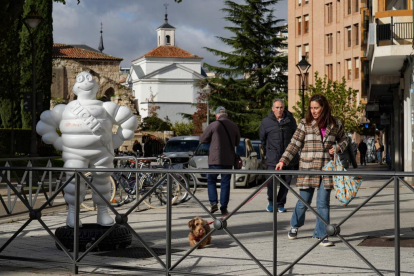 Los muñecos Bibendum de Michelin por Valladolid en el 50 aniversario de la fábrica. Plaza de la Universidad. -J.M. LOSTAU.