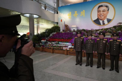 Militares durante el Immortal Flower Festival  Kimilsungia, en Pionyang, Corea del Norte.-EFE / FRANCK ROBICHON