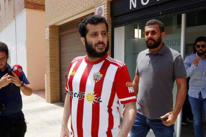 Turki Al-Sheikh sale de la notaría donde firmó la compra de la UD Almería.-RICARDO GARCÍA (EFE)