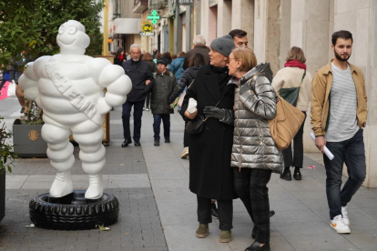 Los muñecos Bibendum de Michelin por Valladolid en el 50 aniversario de la fábrica. Calle Santiago. -J.M. LOSTAU.