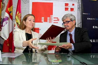 La ministra de Fomento en funciones, Ana Pastor (I), preside la firma de un convenio de formación entre Enaire y la Universidad de León (ULE) acompañada por el rector Juan Francisco García Marín (D)-ICAL