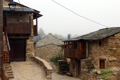 El pueblo conserva la arquitectura tradicional con tejados de pizarra, paredes de piedra, entradas elevadas, y balconadas de madera.-JLC