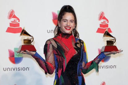 Rosalía posa con los dos premios Grammy latinos: Mejor Canción Alternativa y Mejor Actuación en Fusión Urbana, en Las Vegas.-