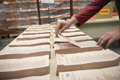 Un operario trabaja en los preparativos de las elecciones del 2015.-FERNANDO VILLAR