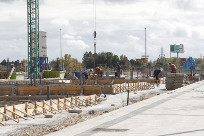 Trabajos de construcción de nuevas viviendas en El Peral, junto al Camino Viejo de Simancas. PHOTOGENIC