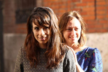 La actriz Maria Ribeiro (I) y la directora brasileña Laís Bodanzky en la presentación de la película 'Como nuestros padres'-MIRIAM CHACÓN / ICAL
