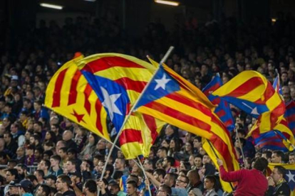 'Esteladas' durante un partido del Barça en el Camp Nou.-JORDI COTRINA