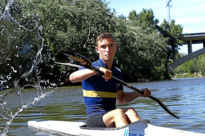 Marcos Caballero lanza agua con su remo en el río Pisuerga, donde entrena a diario.-MIGUEL ÁNGEL SANTOS