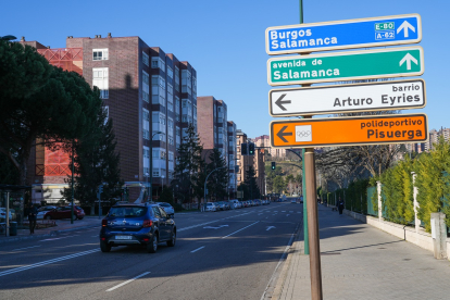 Avenida de Medina del Campo en el barrio Arturo Eyries.- J.M. LOSTAU