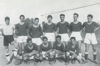 Integrantes de uno de los primeros equipos del CDArces visten las camisetas negras con las que el club jugó durante sus dos primeros años de vida.