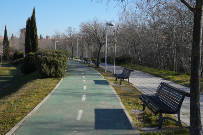 Paseo y carril bici paralelo al río por detrás del polideportivo en el barrio Arturo Eyries.- J.M. LOSTAU