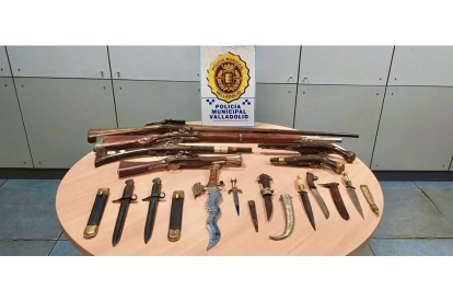 Requisadas 14 armas antiguas por la policía local de Valladolid en el mercadillo de la Feria. -E. M.