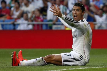 Ronaldo se queja al árbitro durante el partido ante el Córdoba en el Bernabéu.-Foto: REUTERS / SERGIO PÉREZ