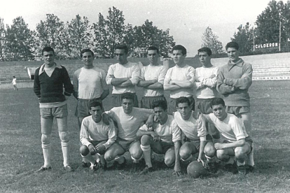 Los jugadores celebran el último ascenso del club. 3: Equipo que quedó campeón de Valladolid en la temporada 52-53.