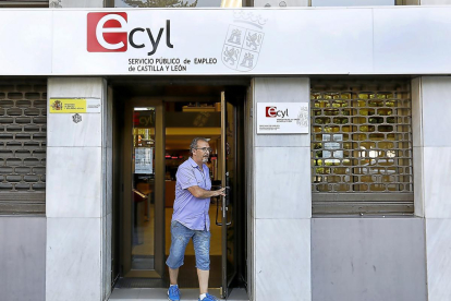 Un hombre saliendo de una de las oficinas del Ecyl en CyL.