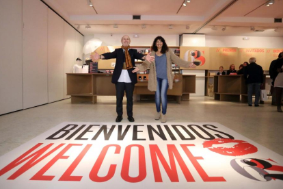 Javier Angulo y Ana Redondo posan en las oficionas de la Semana Internacional de Cine, en el Teatro Calderón.-MIRIAM CHACÓN / ICAL