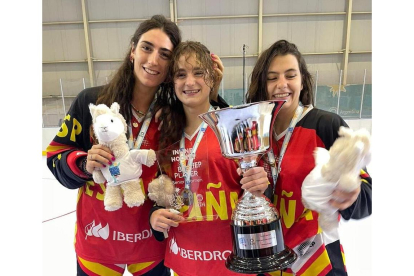 Ana Sierra, Olivia Monjas y Anna Domenech con la copa de campeonas. / E. M.