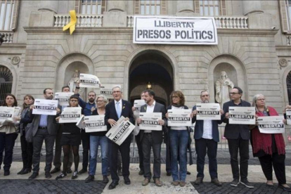 La pancarta Llibertat presos polítics, en la fachada del Ayuntamiento de Barcelona.-FERRAN NADEU