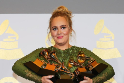 Adele posa con sus 5 grammy.-REUTERS / MIKE BLAKE