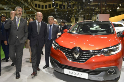 El ministro de Industria, Luis de Guindos, visita el expositor de Renault en el Barcelona Automobile 2017-ICAL