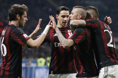 Los jugadores del Milán, durante el encuentro de Copa.-AP / ANTONIO CALANNI