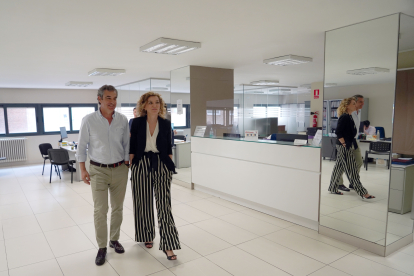 La directora general de Vivienda de la Junta de Castilla y León, María Pardo, visita la oficina antiokupación de la Cámara de la Propiedad Urbana de Valladolid.- ICAL