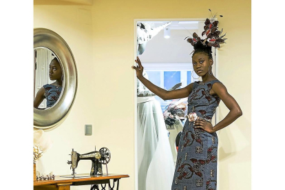 La modelo Anais Álvarez de Granada, con el vestido que llevará esta tarde en el desfile ‘Diseños que cambian vidas’, diseñado por Pablo y Mayaya.-PABLO REQUEJO /PHOTOGENIC