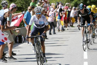 Nairo Quintana ataca en los primeros kilómetros de Alpe d'Huez mientras los miembros del equipo Sky tratan de reaccionar.-Foto: EFE / KIM LUDBROOK