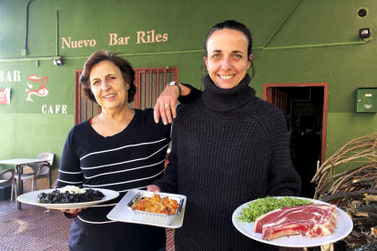 Sara Pato y su madre, Mari Luz González, frente al Nuevo Bar Riles en Navalosa. / E.M.