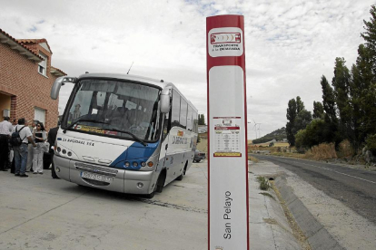 Inauguración de una de las líneas de transporte rural en el municipio de San Pelayo.-ICAL