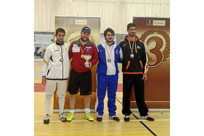 Fernando Casares, segundo por la izquierda, con la copa de campeón.-EM
