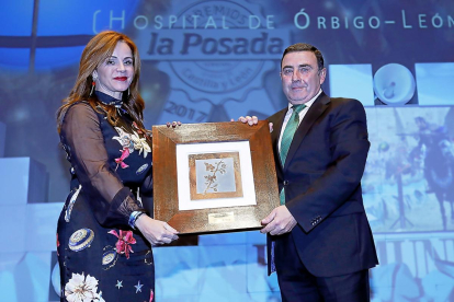 MEJOR INICIATIVA TURÍSTICA / LAS JUSTAS DEL PASSO HONROSO-HOSPITAL DE ÓRBIGO La presidenta de las Cortes de Castilla y León, Silvia Clemente, entrega el reconocimiento a la mejor iniciativa turística al alcalde del municipio de Hospital de Órbigo, Enrique Busto.