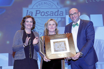 MEJOR RESTAURANTE / COCINANDOS Los propietarios del Cocinandos, Yolanda León y Juanjo Pérez, reciben el premio al restaurante del año de la mano de la consejera de Cultura y Turismo, Josefa García Cirac.