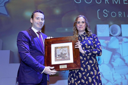 MEJOR EMPRESA AGROALIMENTARIA / ESPORA GOURMET El director de Instituciones de Castilla y León y Asturias en CaixaBank, Alberto Navarro, da el galardón a Blanca López, administradora única de Espora Gourmet.