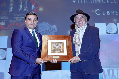 MEJOR PROYECTO DE ÁVILA / VITICULTORES DE CEBREROS El presidente de la Asociación de Viticultores de Cebreros, Rafael Mancebo, recoge el premio al mejor proyecto abulense de la mano del vicepresidente primero de la Diputación, Carlos García.