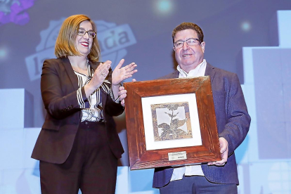 MEJOR PROYECTO DE PALENCIA / RESTAURANTE LA TRASERILLA El gerente del Restaurante La Traserilla, Miguel Sánchez, recibe el premio de la mano de la presidenta de la Diputación de Palencia, Ángeles Armisén.