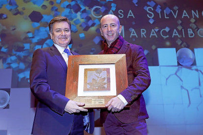 MEJOR PROYECTO DE SEGOVIA / CASA SILVANO ‘MARACAIBO’ Óscar Hernando, propietario del restaurante segoviano, recibe el distintivo de parte del presidente de la Diputación, Francisco Javier Vázquez Requero.