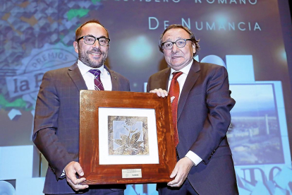 MEJOR PROYECTO DE SORIA / YACIMIENTO DE NUMANCIA El director del Plan de Investigación y Difusión de Numancia, Alfredo Jimeno, recibe el reconocimiento de la mano de Luis Rey, presidente de la Diputación de Soria.