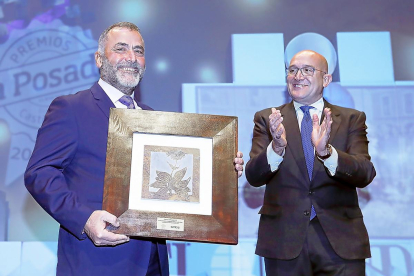 MEJOR PROYECTO DE VALLADOLID / BODEGA CUATRO RAYAS Jesús Julio Carnero, presidente de la Diputación de Valladolid, entrega el premio a la mejor iniciativa de la provincia a Ignacio Martín, presidente de Bodegas Cuatro Rayas.