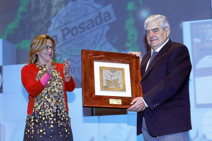 MEJOR PROYECTO DE ZAMORA / GRUPO SANCHO 2 La presidenta de la Diputación de Zamora, Mayte Martín, otorga el galardón a Mariano Rodríguez, propietario y fundador del Restaurante Sancho 2 La Marina.