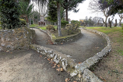 Los caminos del Parque Mudéjar dificultan el tráfico a aquellos con movilidad reducida.-PABLO REQUEJO / PHOTOGENIC