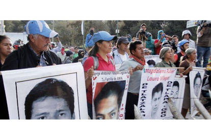 Los familiares de los estudiantes desaparecidos se manifiestan, ayer, en las inmediaciones de la zona militar de Chilpancingo, en el estado de Guerrero.-Foto: AFP / JESÚS GUERRERO