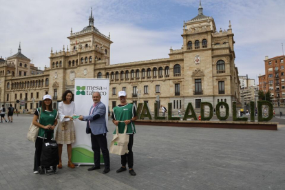 El Ayuntamiento de Valladolid y la Mesa del Tabaco durante la presentación de la campaña. / ICAL