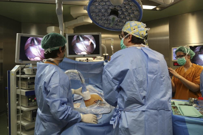 Un equipo de profesionales durante una cirugía.