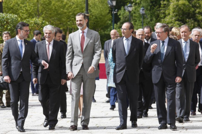 El rey Felipe asiste a la reunión del Consejo Científico del Real Instituto Elcano en el Palacio Real de La Granja de San Ildefonso. En la imagen, junto el ministro de asuntos exteriores, Alfonso Dastis.-ICAL