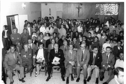 Visita al aula de cultura en la parroquia del barrio Puente Duero en 1973.- ARCHIVO MUNICIPAL VALLADOLID