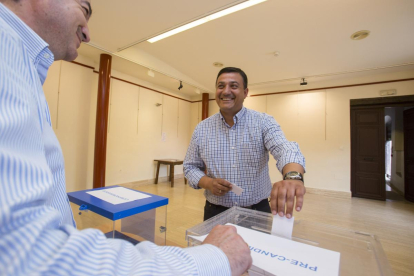 el presidente del PP de Ávila, Carlos García, votando en la Casa del Concejo, en Arévalo-Ricardo Muñoz / ICAL